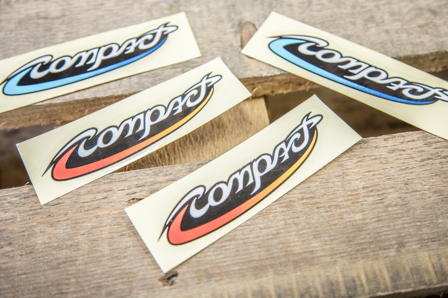 miniよりも大きく、普通のモデルより小さい「Compact」を知っています