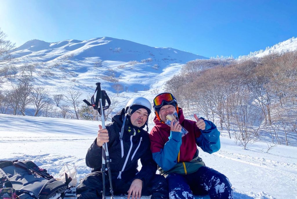面ツルパウダーにドロップイン！スノースクートで晴天八甲田山