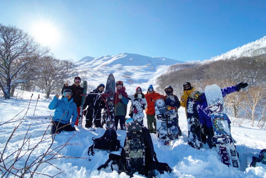 面ツルパウダーにドロップイン！スノースクートで晴天八甲田山