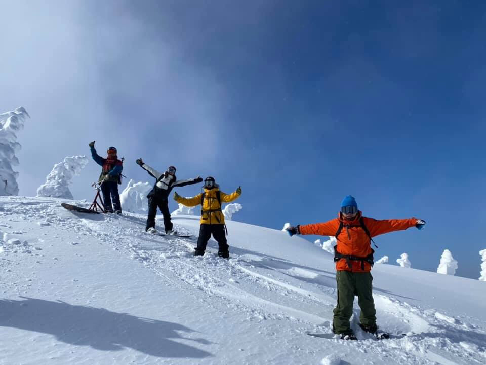 面ツルパウダーにドロップイン！スノースクートで晴天八甲田山