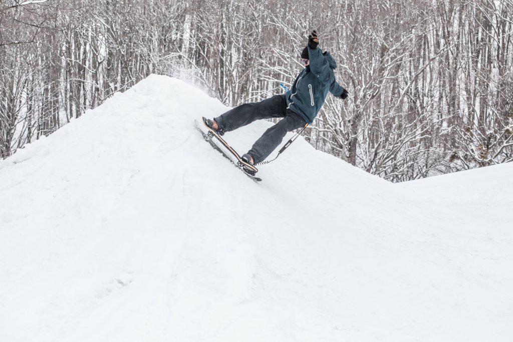 次々に迫りくる雪の波とJIBアイテムで遊び尽くす！岩手高原「SHINJYANG garden」フォトレポート - MAGAZINE -  SNOWSCOOT® [スノースクート] Official｜ジック・ジャパン株式会社