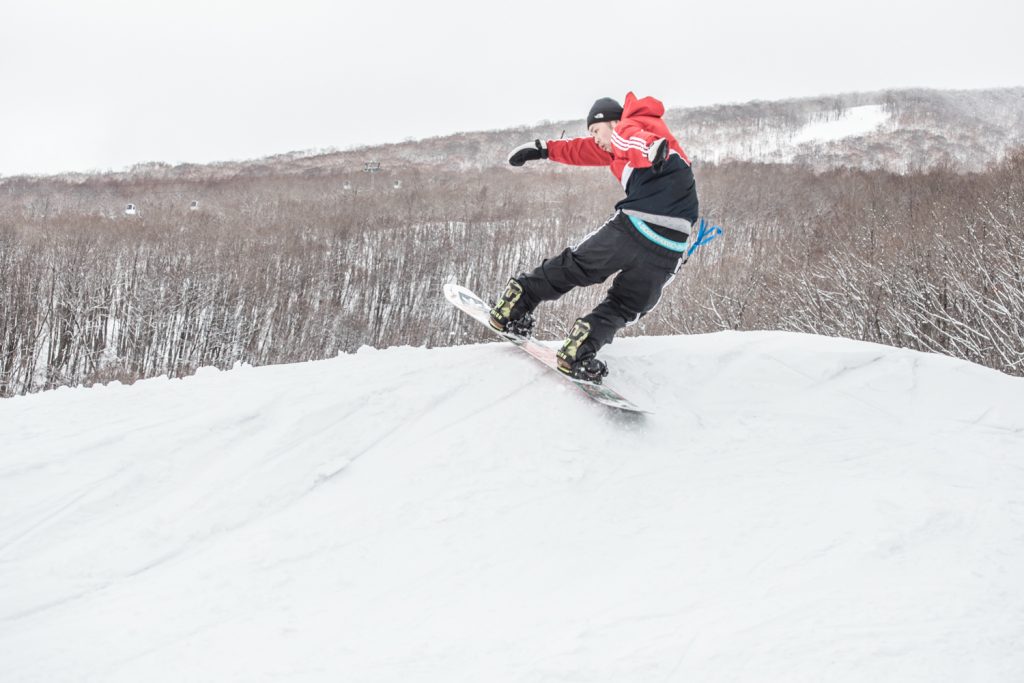 次々に迫りくる雪の波とJIBアイテムで遊び尽くす！岩手高原